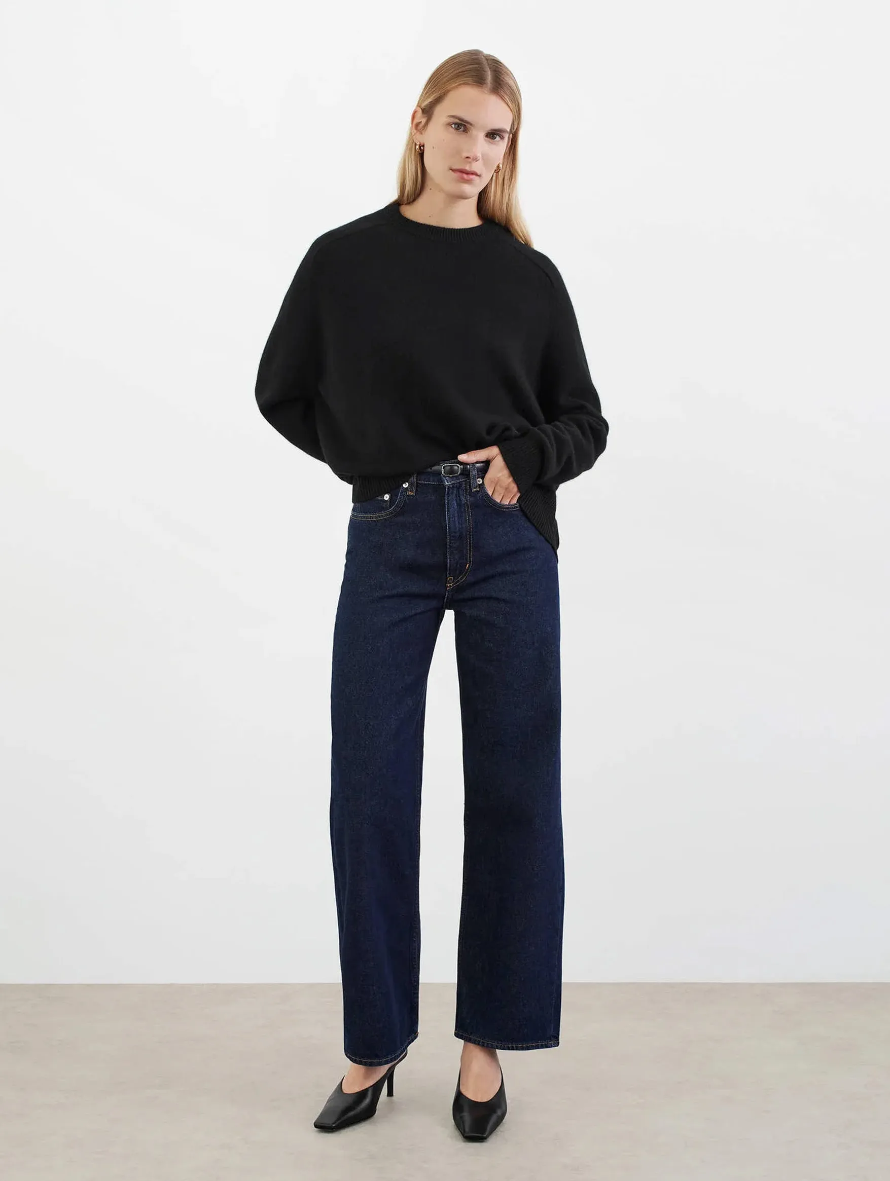 Boyfriend O-Neck Cashmere Sweater in Black