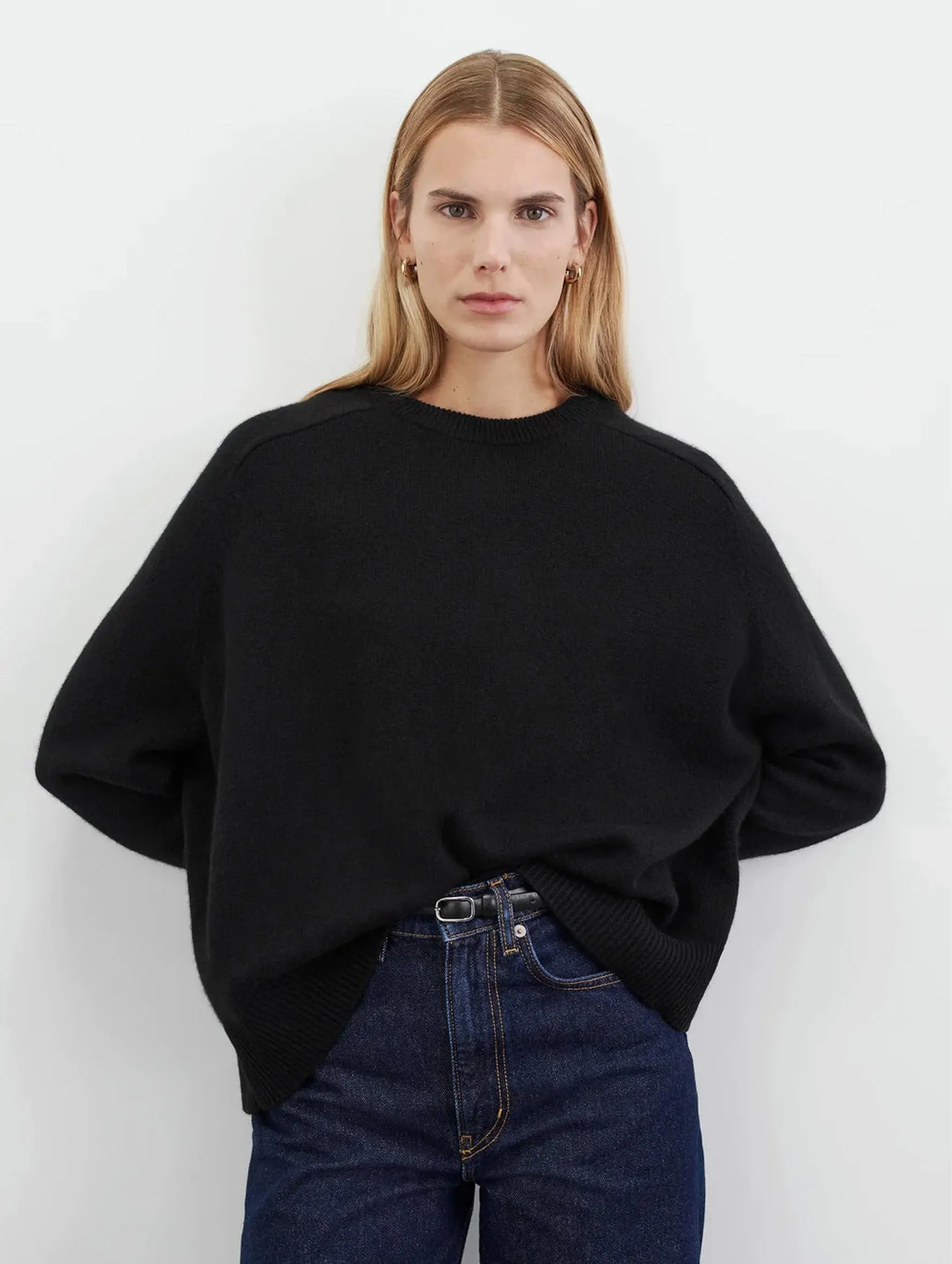 Boyfriend O-Neck Cashmere Sweater in Black